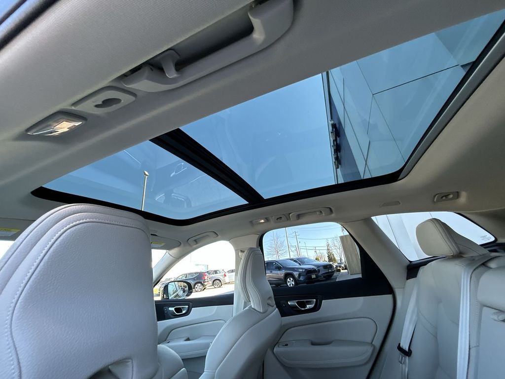 2025 Volvo XC60 Core - Photo 14