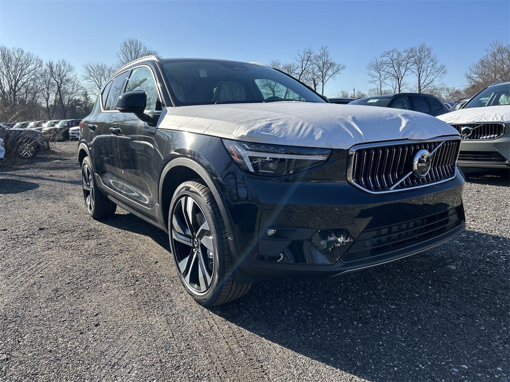 2025 Volvo XC40 photo 2