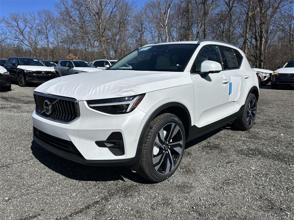 2025 Volvo XC40 photo 4