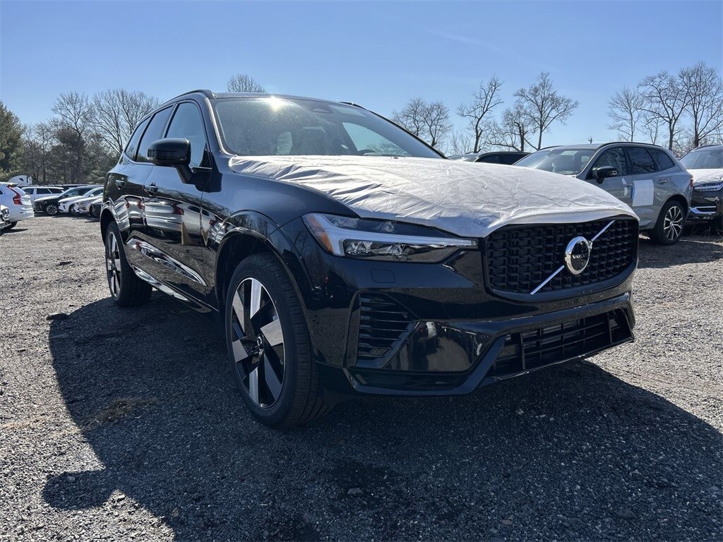 2025 Volvo XC60 Hybrid T8 Plus photo 2