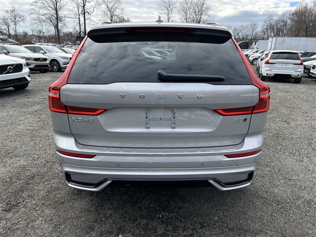 2025 Volvo XC60 B5 Core photo 2