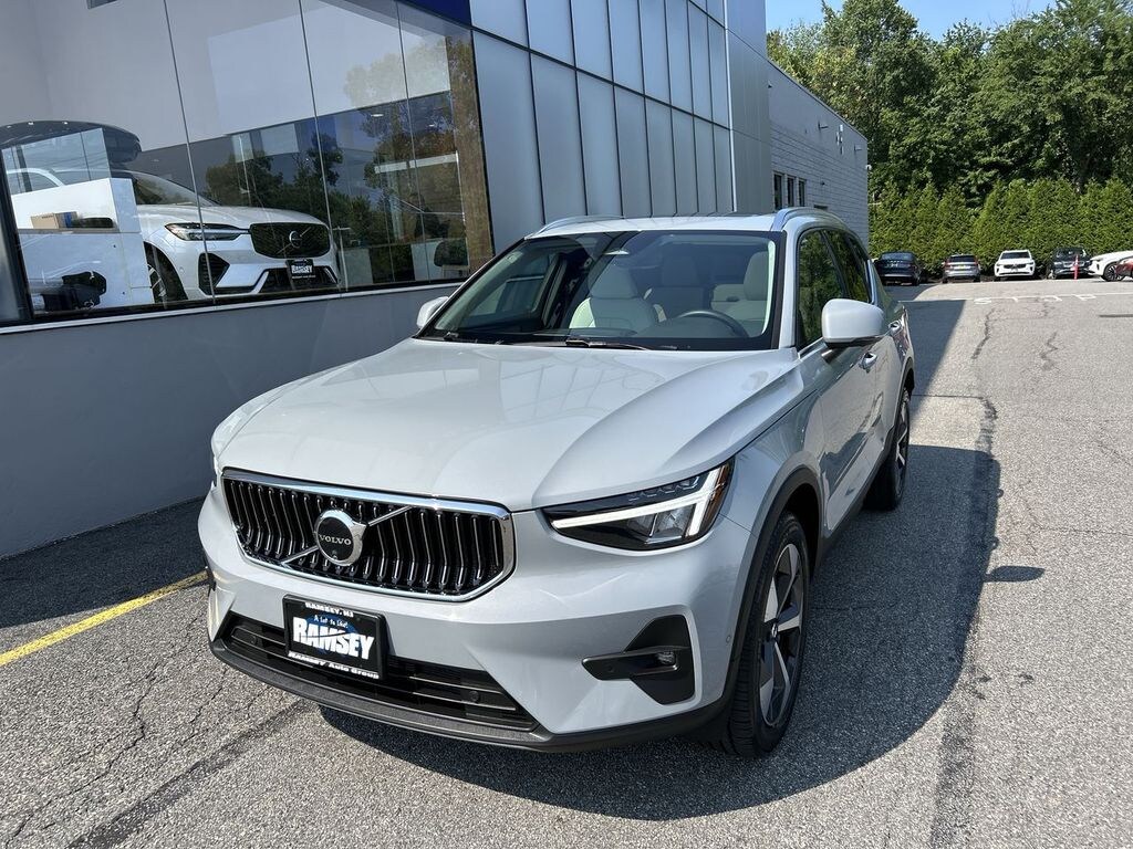 Certified 2025 Volvo XC40 B5 Plus Bright Theme SUV