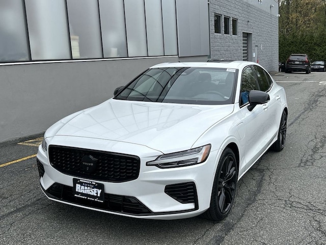 2025 Volvo S60 Plug-In Hybrid T8 Ultra Black Edition Sedan