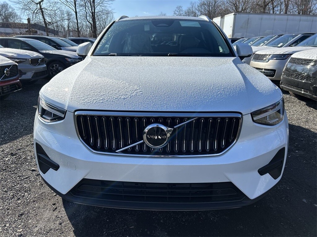 2025 Volvo XC40 Core photo 3
