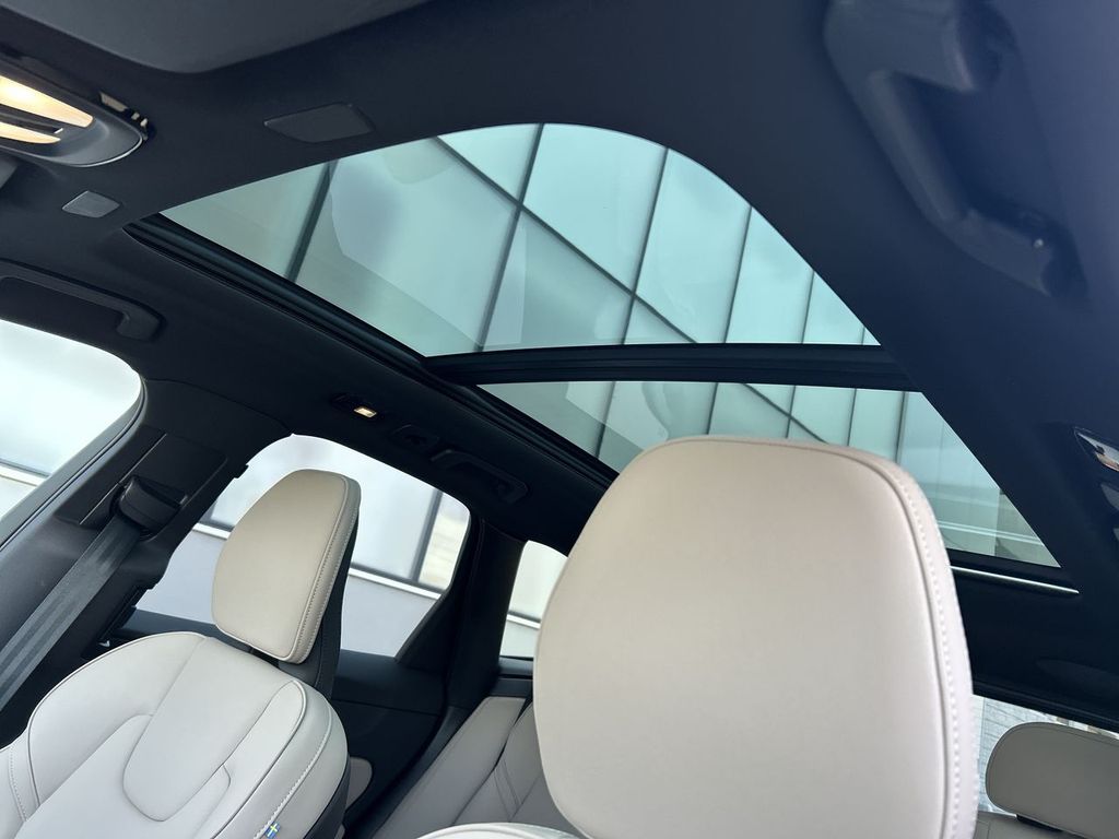 2026 Volvo XC60 Plus - Photo 24