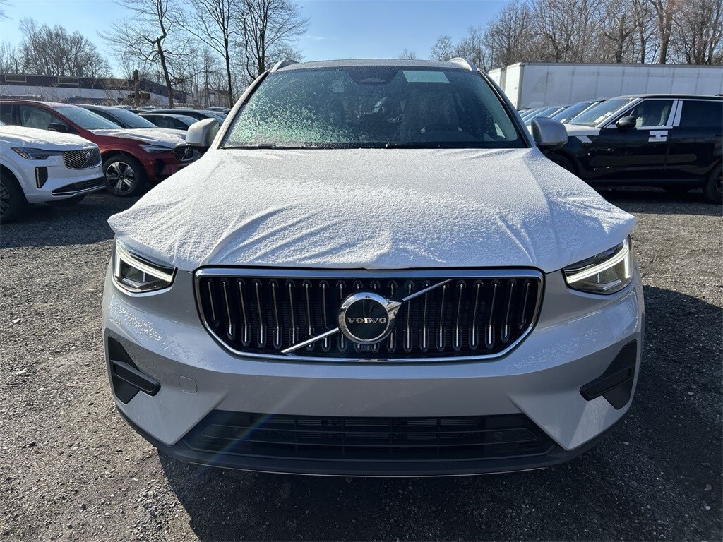 2025 Volvo XC40 Core photo 3