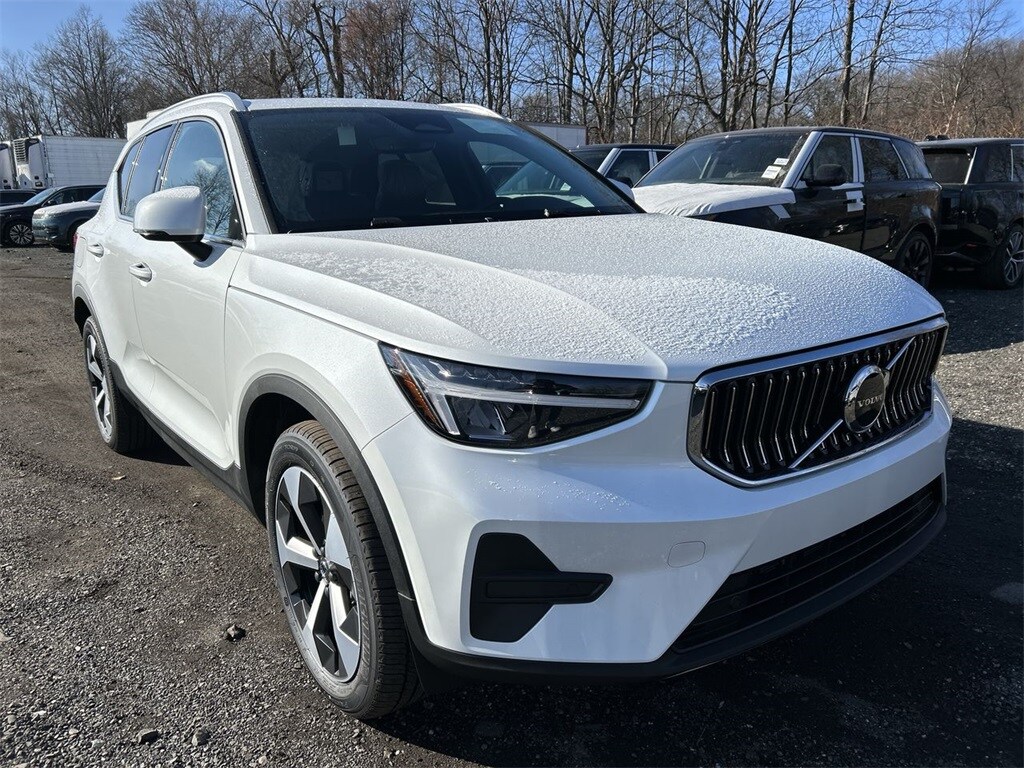2025 Volvo XC40 Core photo 2