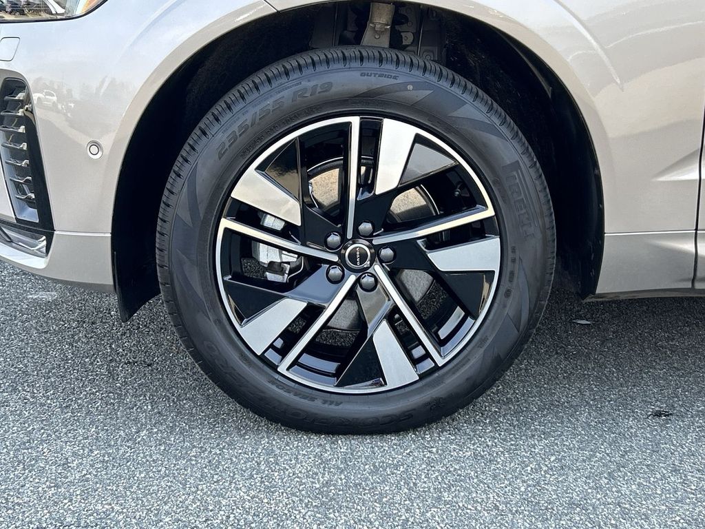 2026 Volvo XC60 Plus - Photo 10