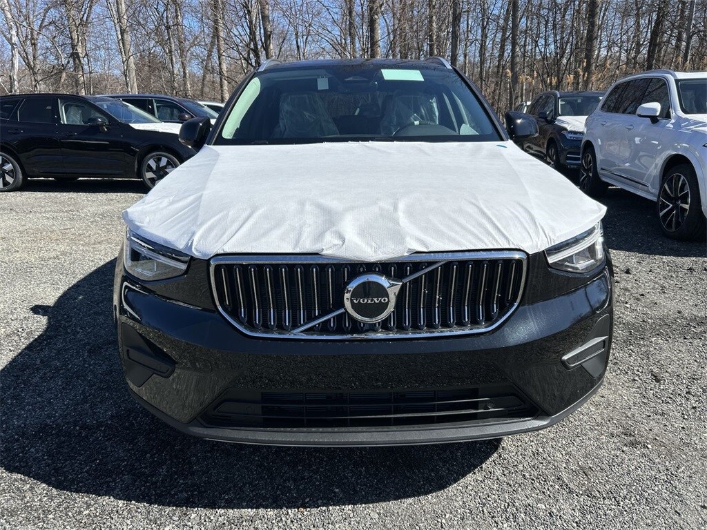 2025 Volvo XC40 Core photo 3