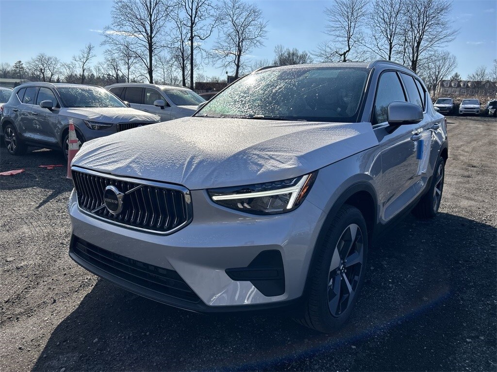 2025 Volvo XC40 Core photo 4