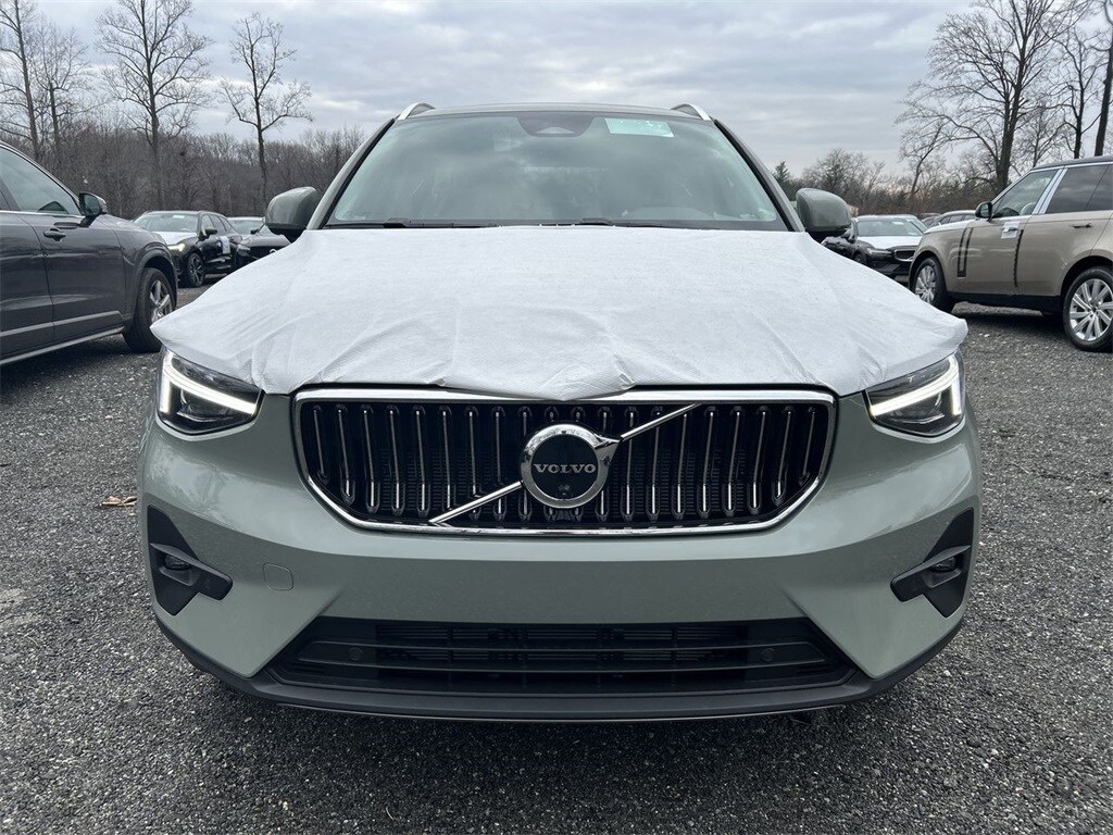 2025 Volvo XC40 Plus photo 3
