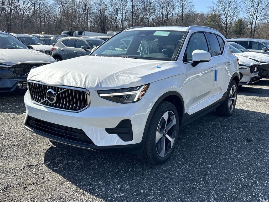 2025 Volvo XC40 B5 Core Bright Theme