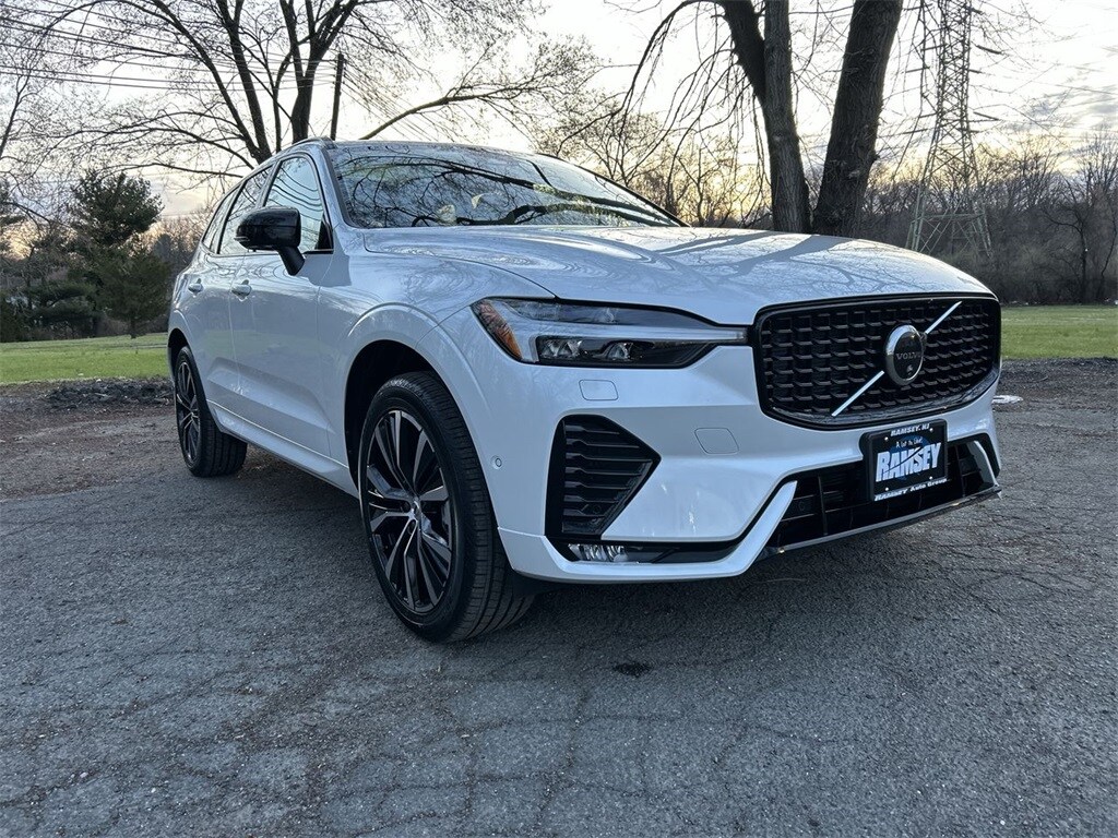 2025 Volvo XC60 B5 Plus photo 2