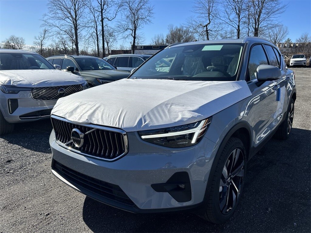 2025 Volvo XC40 Plus photo 4