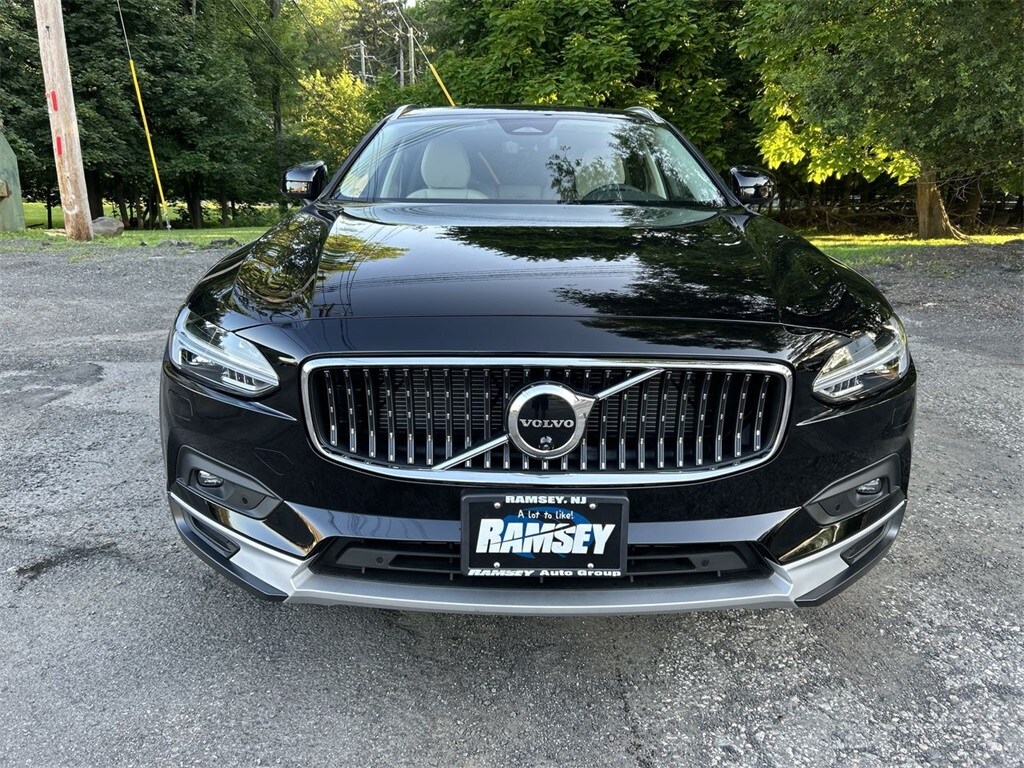 2025 Volvo V90 Cross Country B6 photo 3