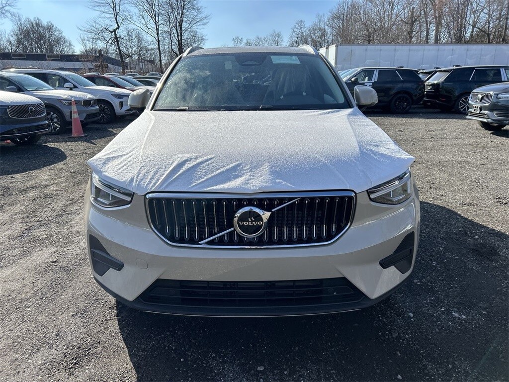 2025 Volvo XC40 Core photo 3