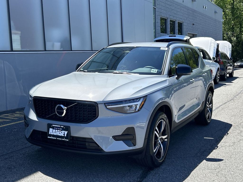 2024 Volvo XC40 B5 Core Dark AWD's photo