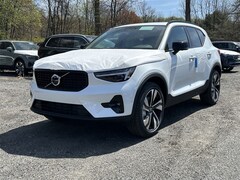 2025 Volvo XC40 B5 Plus Dark Theme AWD SUV