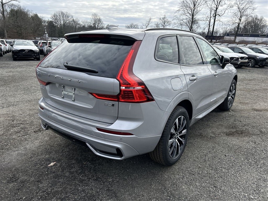 2025 Volvo XC60 B5 Core photo 3