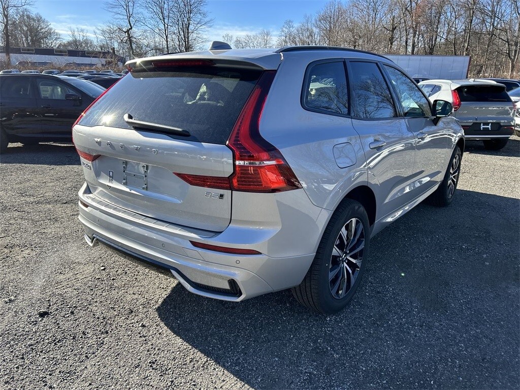 2025 Volvo XC60 B5 Core photo 3