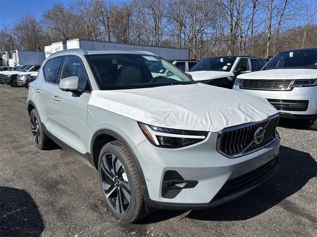 2025 Volvo XC40 Plus photo 2