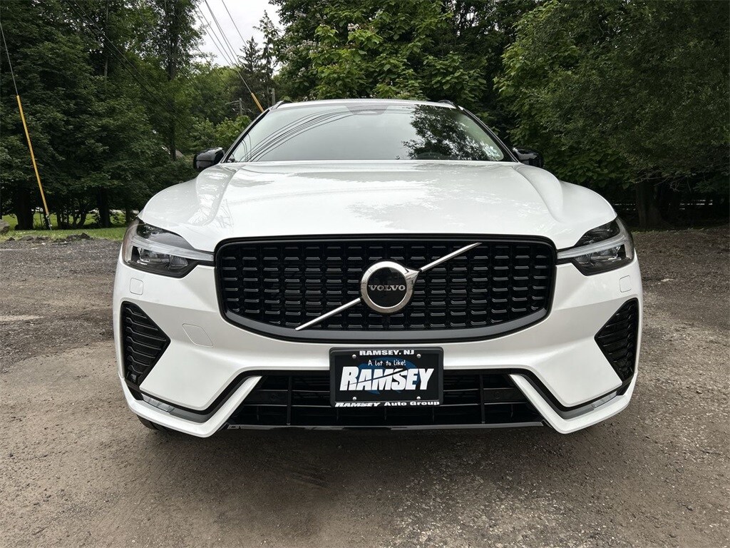 2025 Volvo XC60 B5 Core photo 2