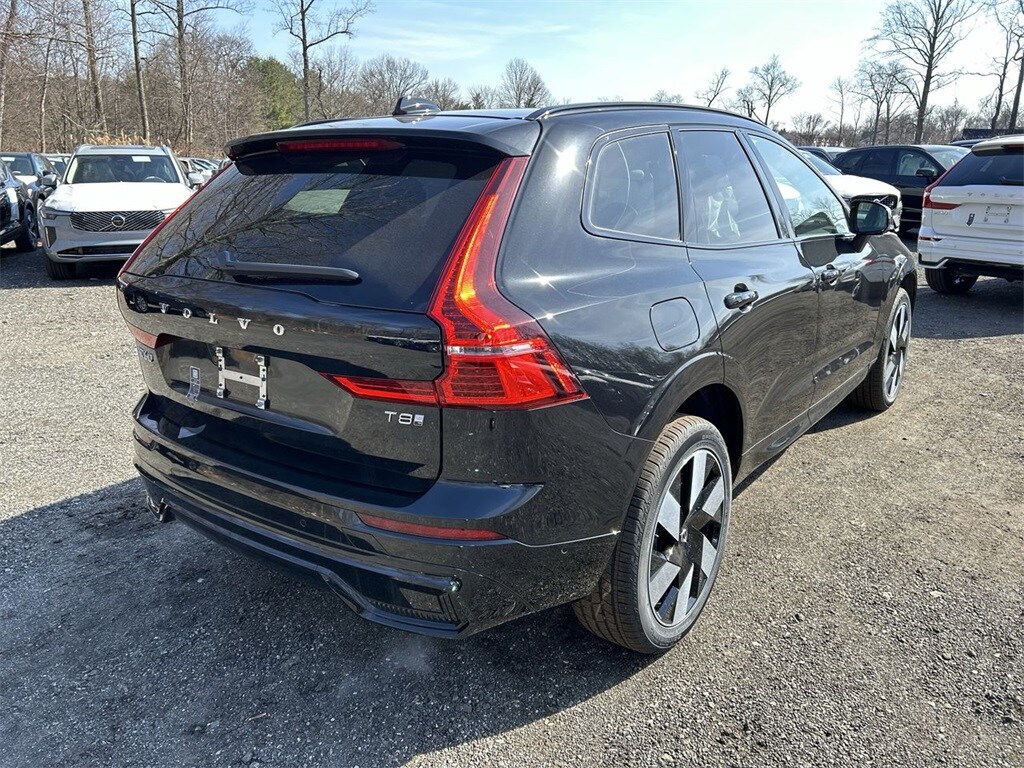 2025 Volvo XC60 Hybrid T8 Plus photo 2