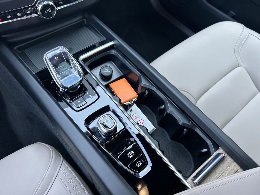 2026 Volvo XC60 Plus - Photo 22