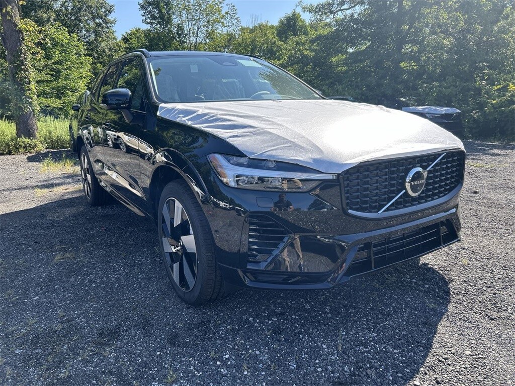 2025 Volvo XC60 Hybrid T8 Plus photo 2