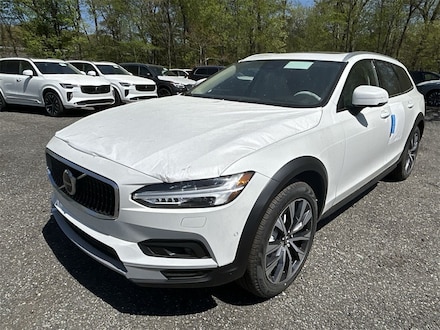 2025 Volvo V90 Cross Country B6 Plus Wagon