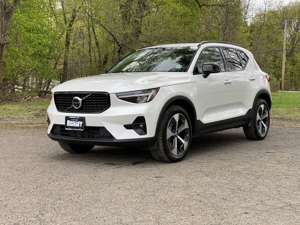 2023 Volvo XC40 B5 Plus Dark AWD's photo