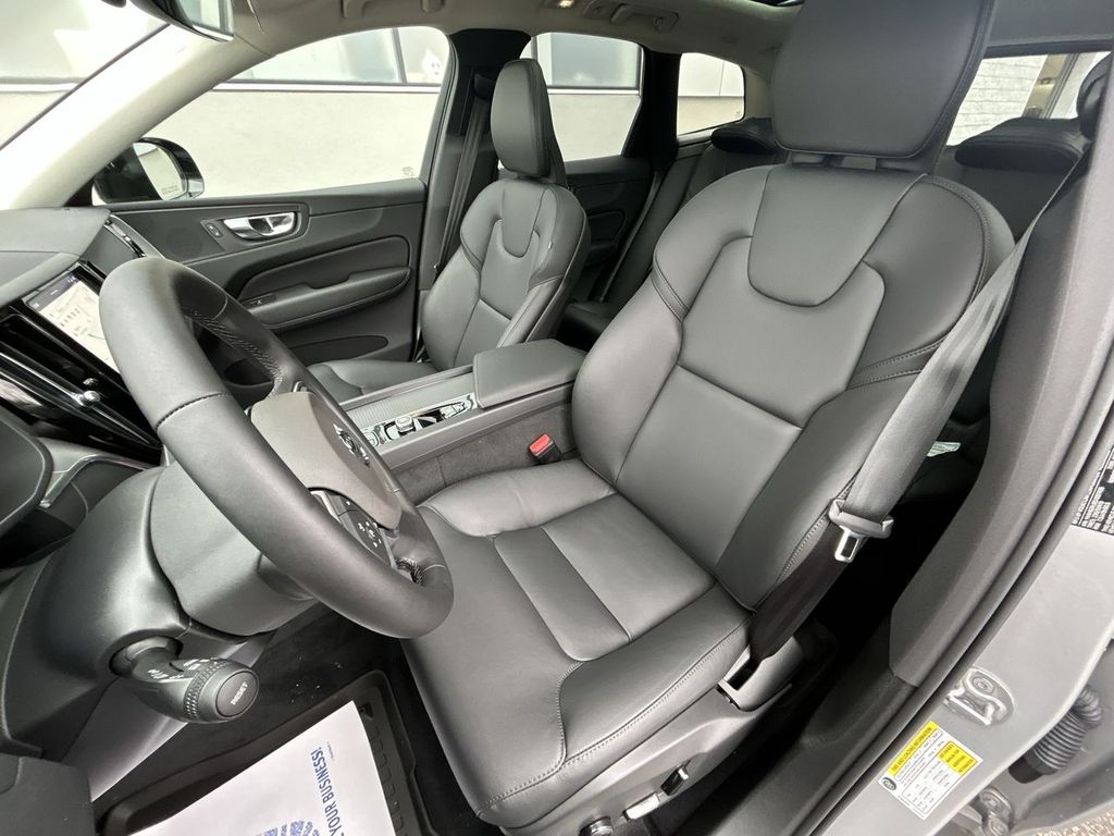 2025 Volvo XC60 Core - Photo 11