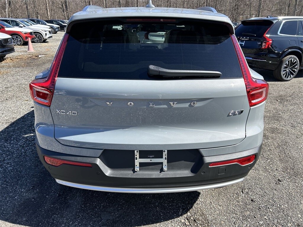 2025 Volvo XC40 Core photo 2