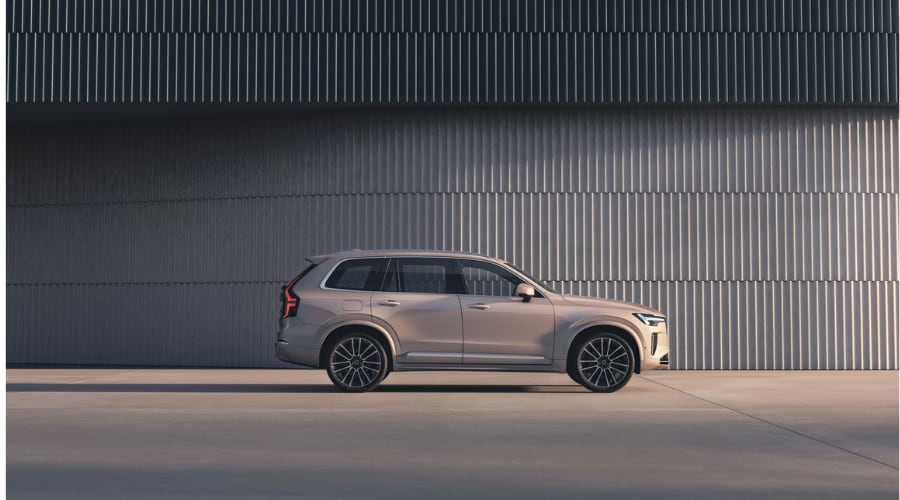 Side view of the 2026 Volvo XC90 B6 Mild Hybrid in Platinum Grey, showcasing the luxury family SUV design perfect for Route 17 luxury commuting in Bergen County near Ridgewood.