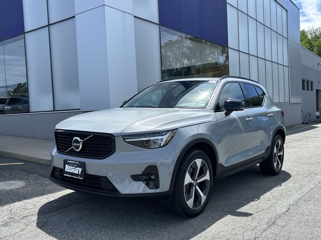 2025 Volvo XC40 B5 Plus Dark AWD's photo