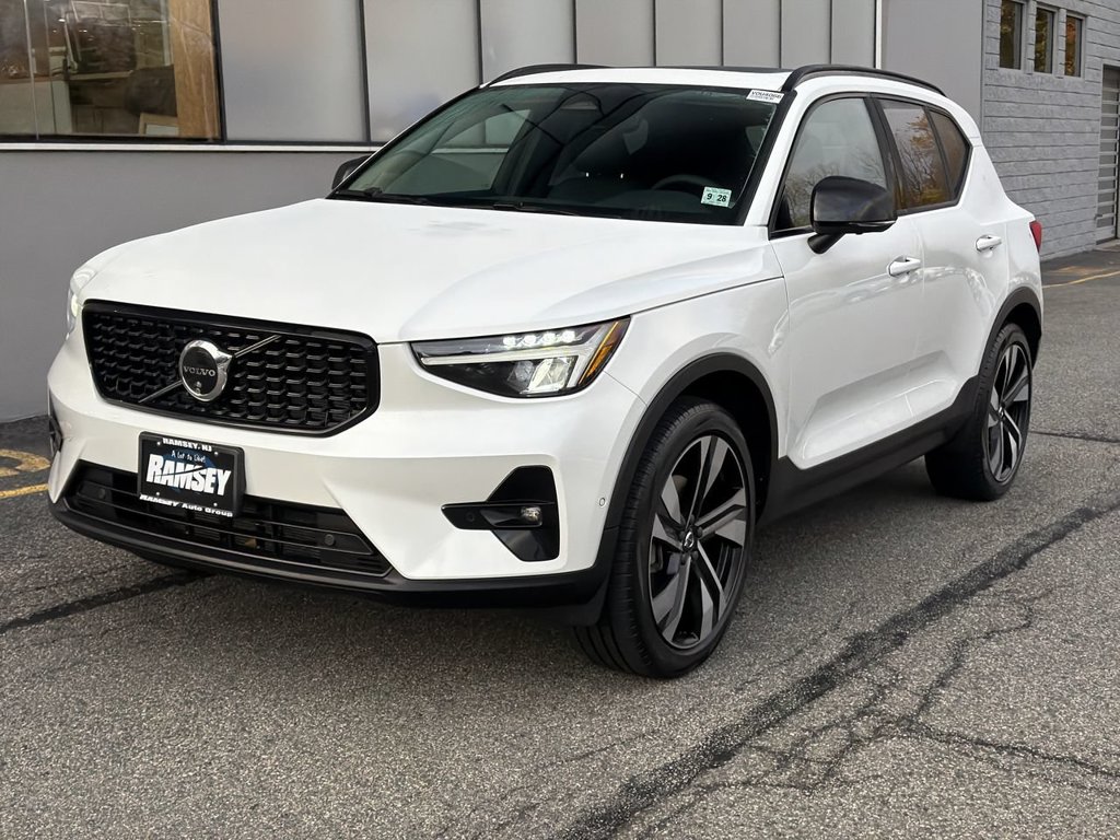 2024 Volvo XC40 B5 Plus Dark SUV