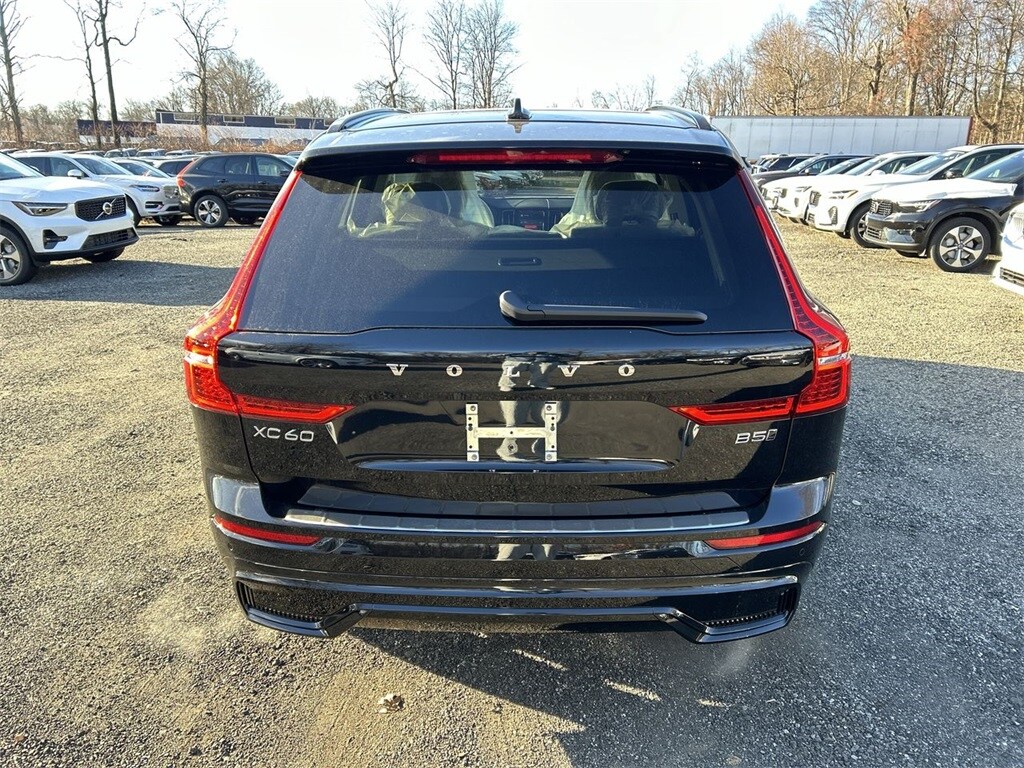 2025 Volvo XC60 B5 Core photo 2