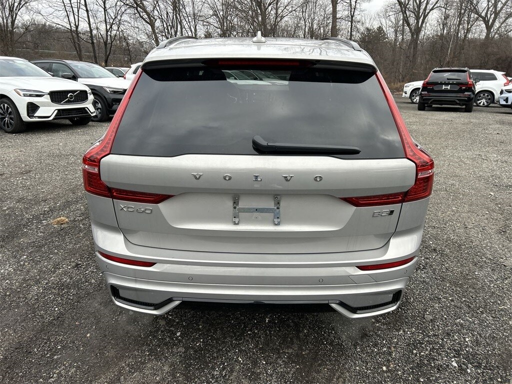 2025 Volvo XC60 B5 Core photo 2