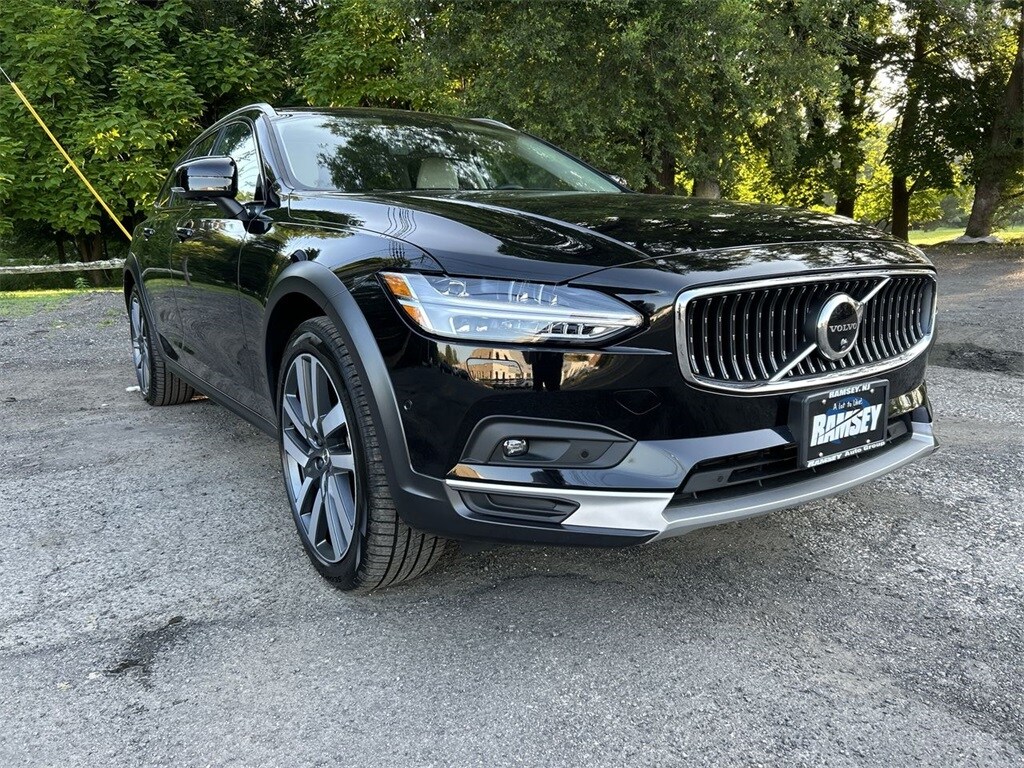 2025 Volvo V90 Cross Country B6 photo 2