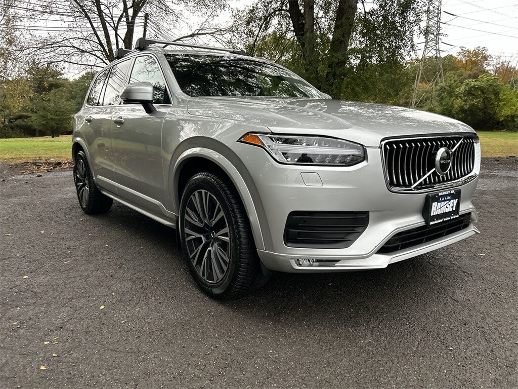 2022 Volvo XC90 T5 AWD Momentum photo 2