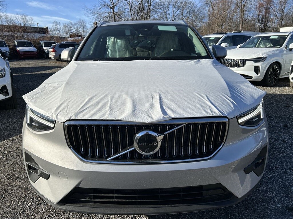 2025 Volvo XC40 photo 3