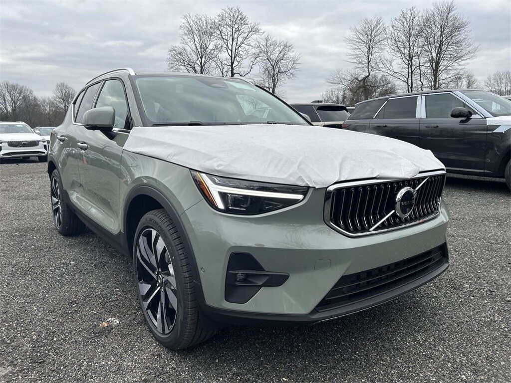 2025 Volvo XC40 Plus photo 2