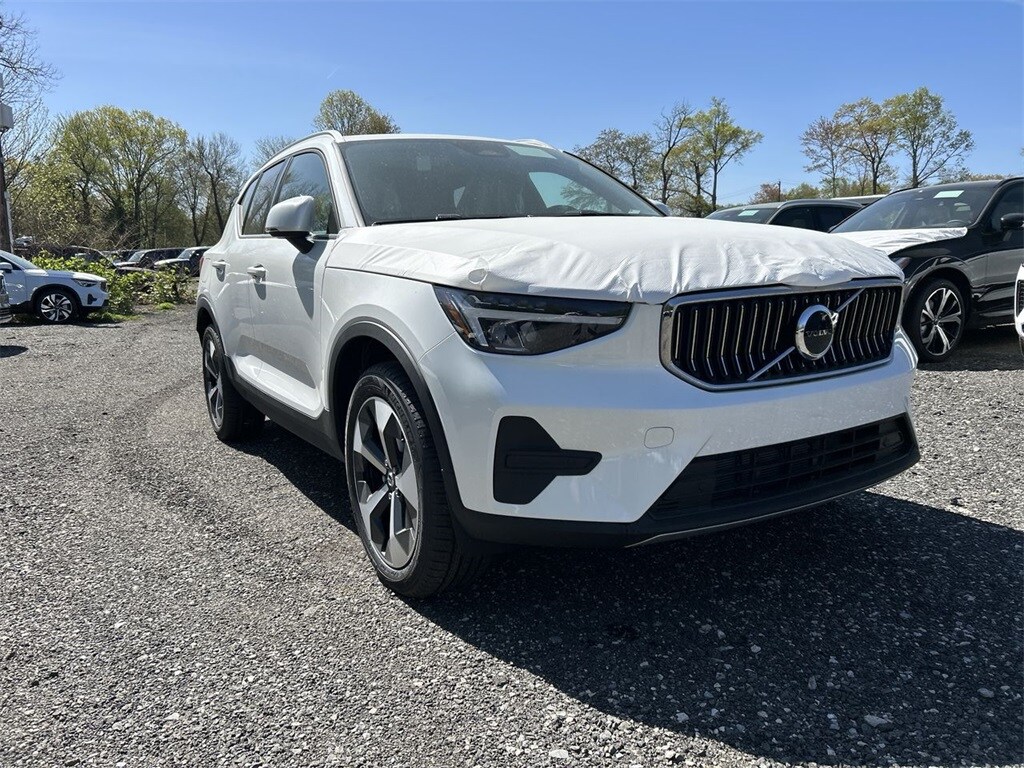 2025 Volvo XC40 Core photo 2