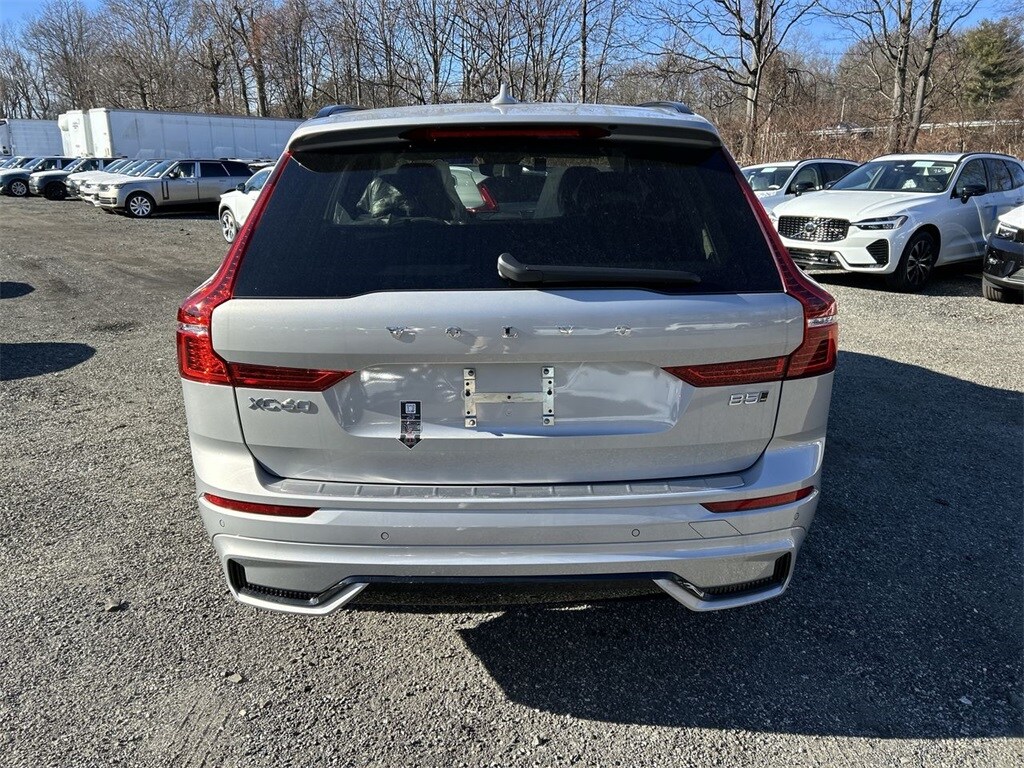 2025 Volvo XC60 B5 Core photo 2