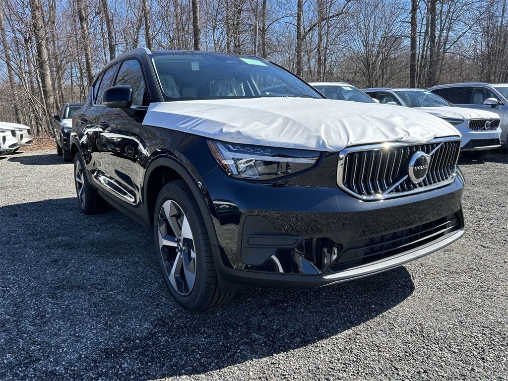 2025 Volvo XC40 Core photo 2
