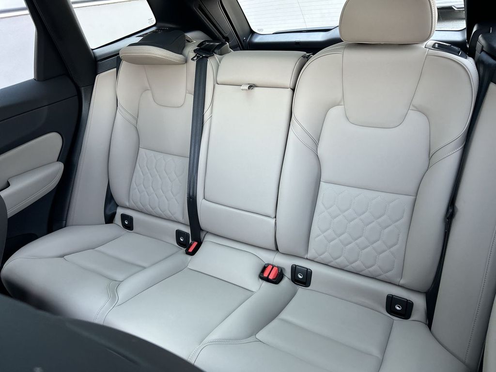 2026 Volvo XC60 Plus - Photo 23