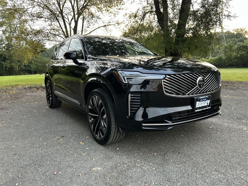 2025 Volvo XC90 Plus photo 2