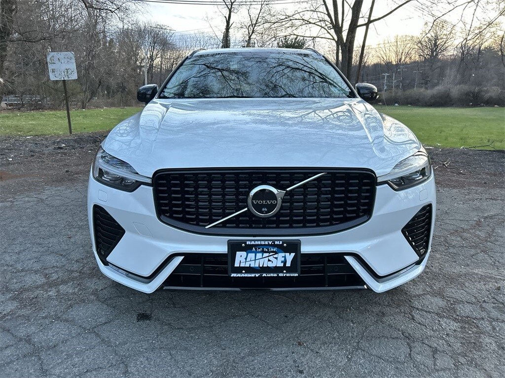 2025 Volvo XC60 B5 Plus photo 3