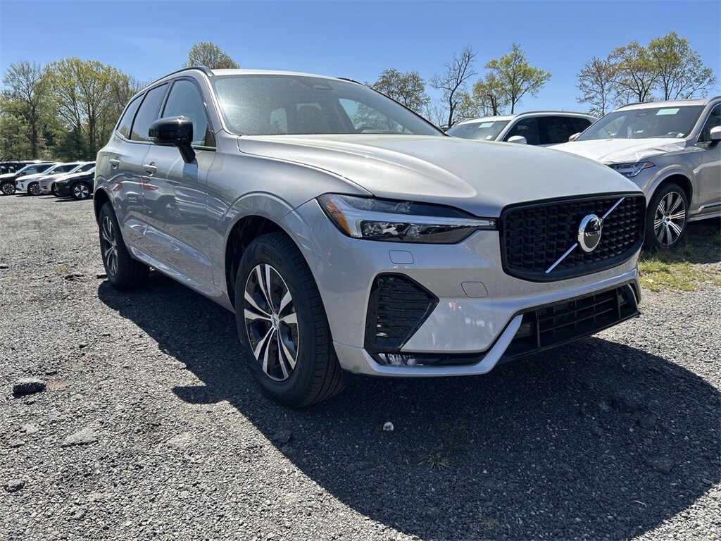 2025 Volvo XC60 B5 Core photo 2