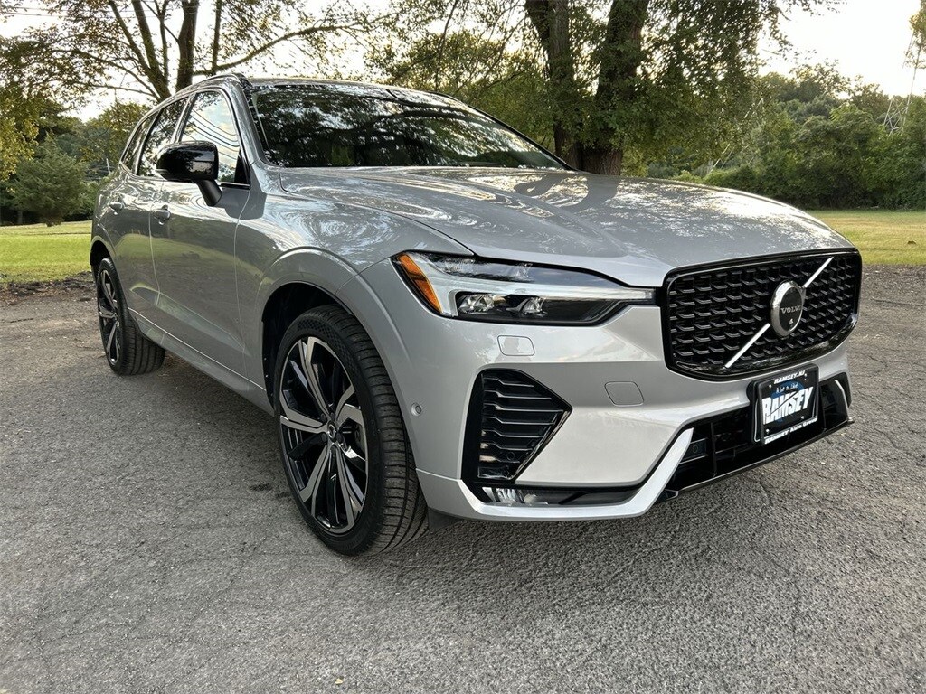 2023 Volvo XC60 Ultimate photo 2